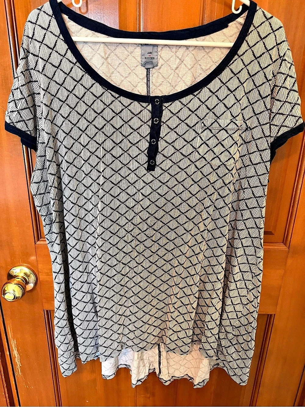 Jane and Bleecker Lightweight Geometric Short Sleeve Top in White & Navy XL